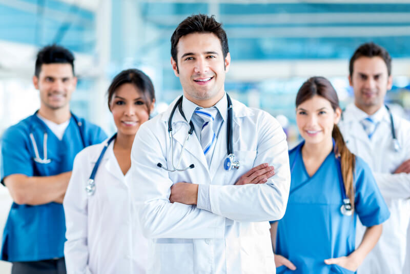 El USMLE® es un examen de tres pasos patrocinado por la Federation of State Medical Boards (FSMB) y el National Board of Medical Examiners® (NBME®). Su objetivo es evaluar tu capacidad para aplicar conocimientos médicos, conceptos y principios, así como demostrar habilidades fundamentales en la atención al paciente.