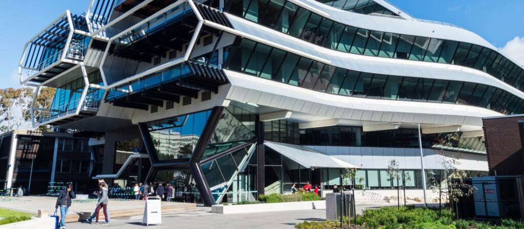 Universidad de Monash Ocupa el puesto 37 en el ranking de mejores universidades globales de US News and World Report 2022-23 y el 44 en el ranking mundial de universidades del Times Higher Education de 2023.